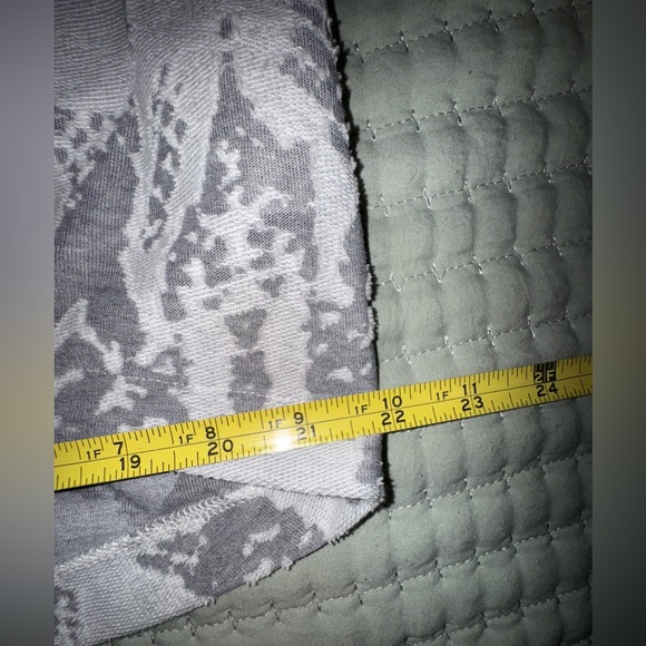 New AKEMI + KIN Marietta Cocoon Top Shirt Blouse Gray Snake Skin Anthropologie L - Picture 4 of 14